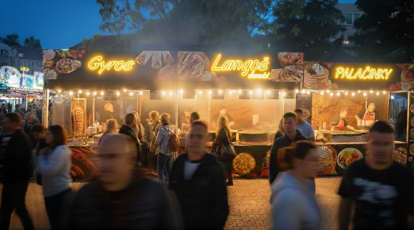 Stánek s svetici reklamou